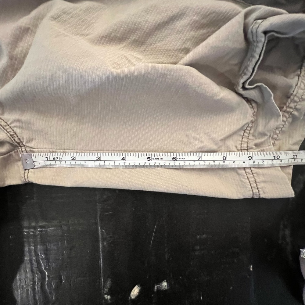 Tommy Bahama Khaki Cargo Shorts Size 36 Men’s EUC - Picture 9 of 9